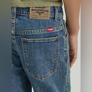 👖NWT! Wrangler Relaxed Boot Leg Jeans